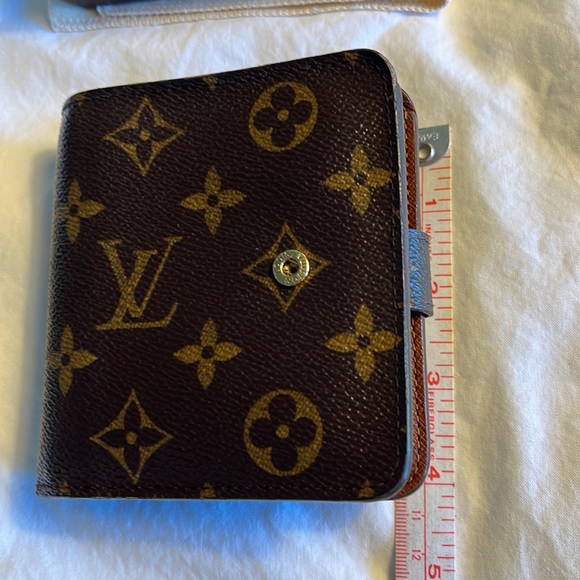 𝐀𝐔𝐓𝐇𝐄𝐍𝐓𝐈𝐂 𝐋𝐎𝐔𝐈𝐒 𝐕𝐔𝐈𝐓𝐓𝐎𝐍 𝐂𝐨𝐦𝐩𝐚𝐜𝐭 𝐖𝐚𝐥𝐥𝐞𝐭 - Picture 10 of 16